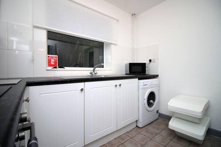 City Centre, Parking, Smart Tv'S In All Rooms Суонси Экстерьер фото