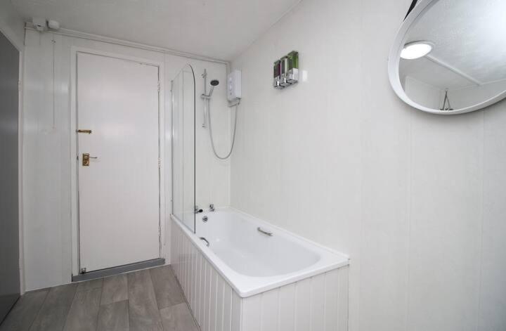 City Centre, Parking, Smart Tv'S In All Rooms Суонси Экстерьер фото